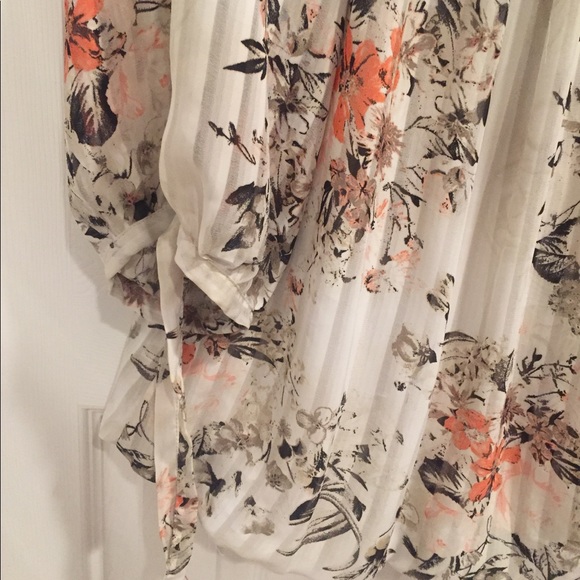 Long sleeved floral blouse - Picture 3 of 3